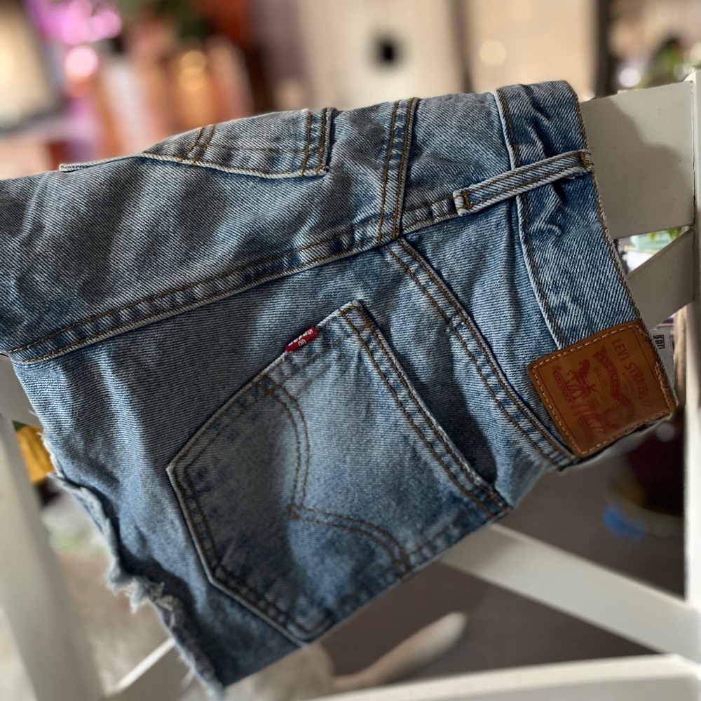 Levi’s high waisted shorts 26